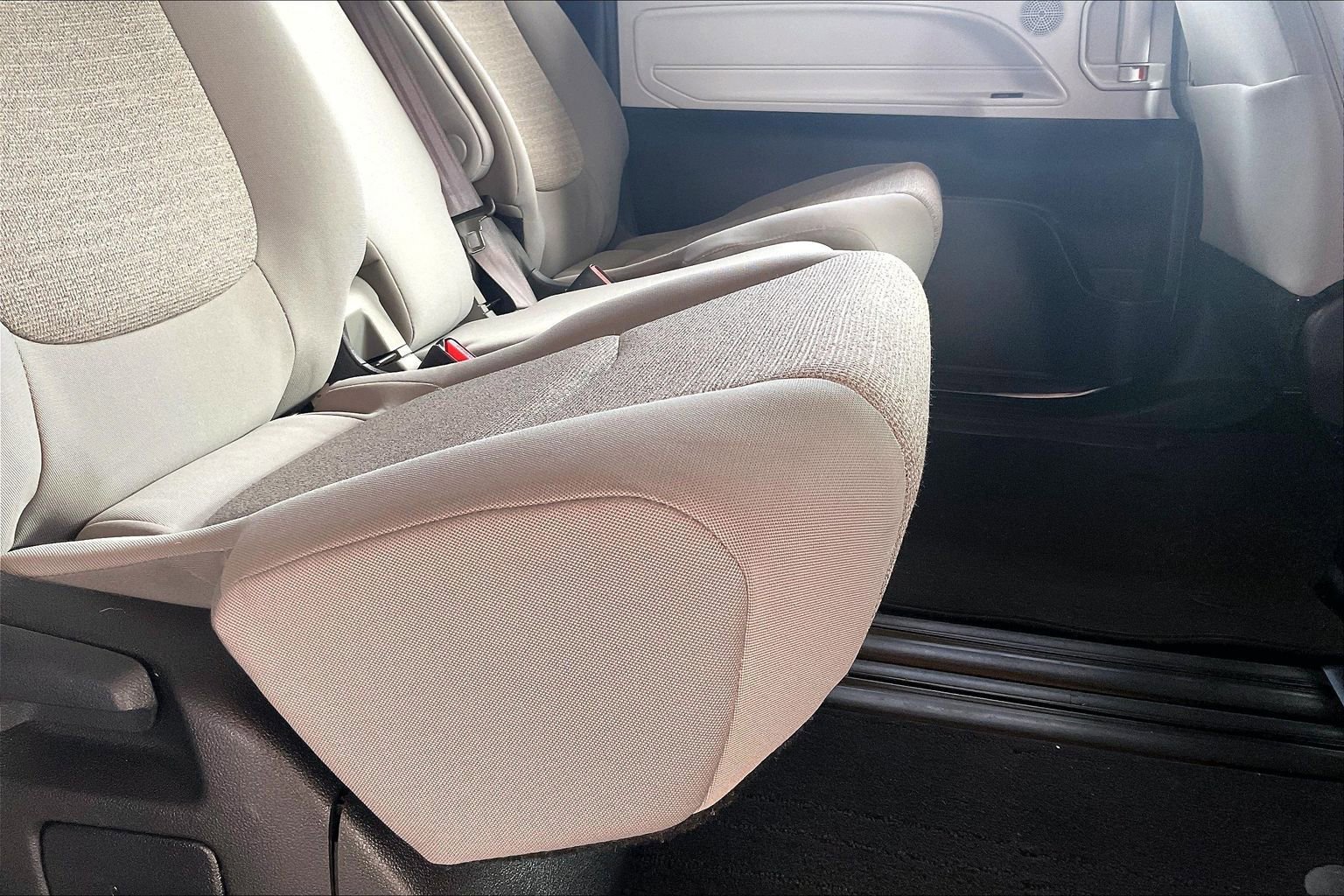 Used 2025 Toyota Sienna LE FWD image 18