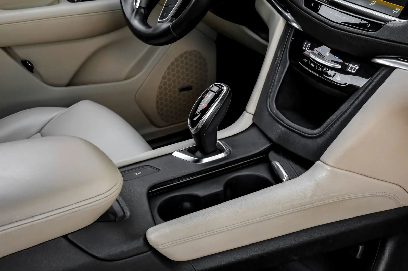 Used 2018 Cadillac XT5 FWD image 26