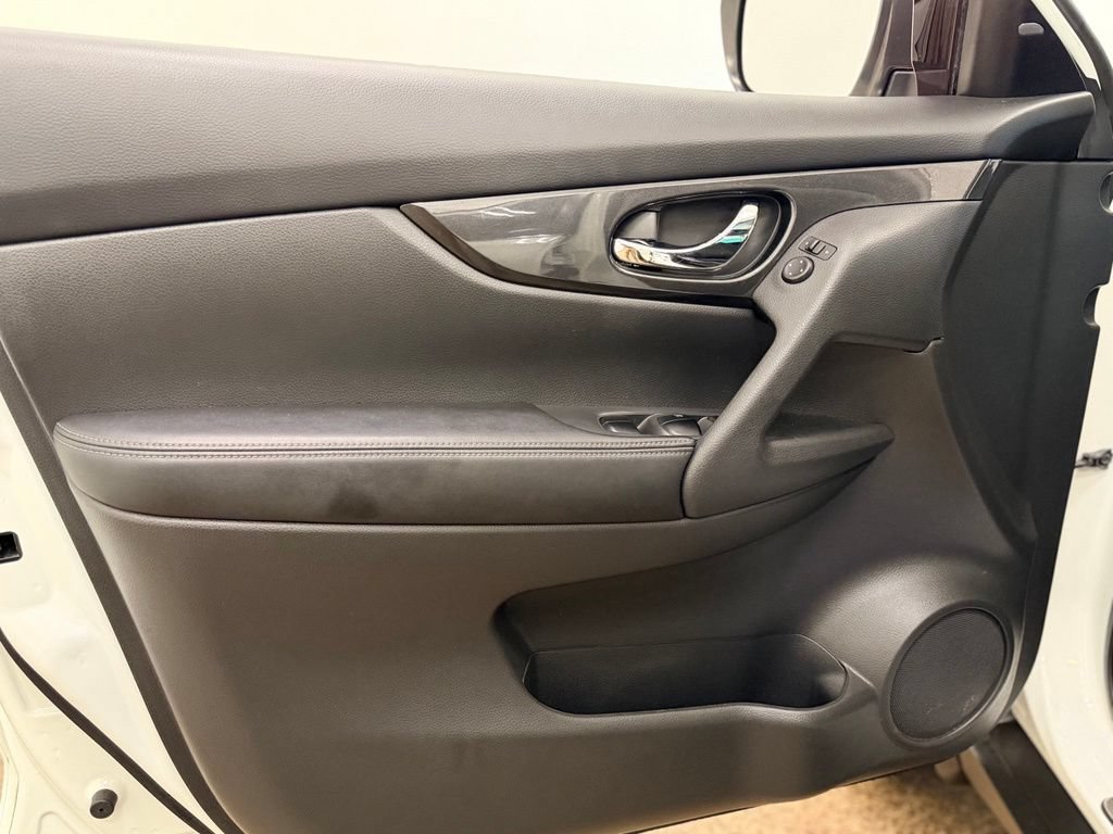 Used 2017 Nissan Rogue SV AWD/4WD image 11