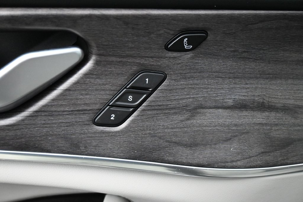 Used 2022 Jeep Grand Cherokee Overland w/ Luxury Tech Group IV RWD image 5