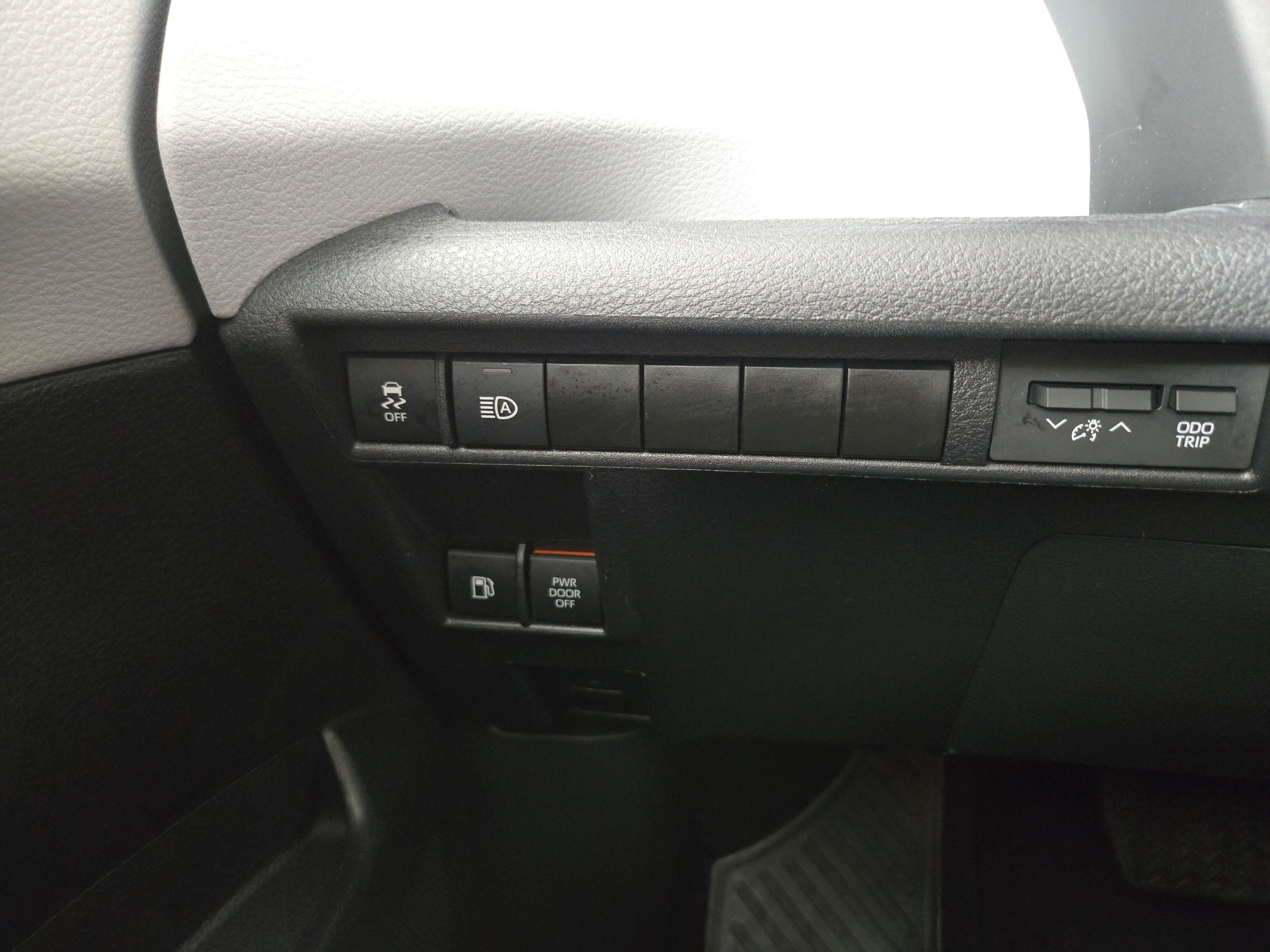 Used 2025 Toyota Sienna LE image 28