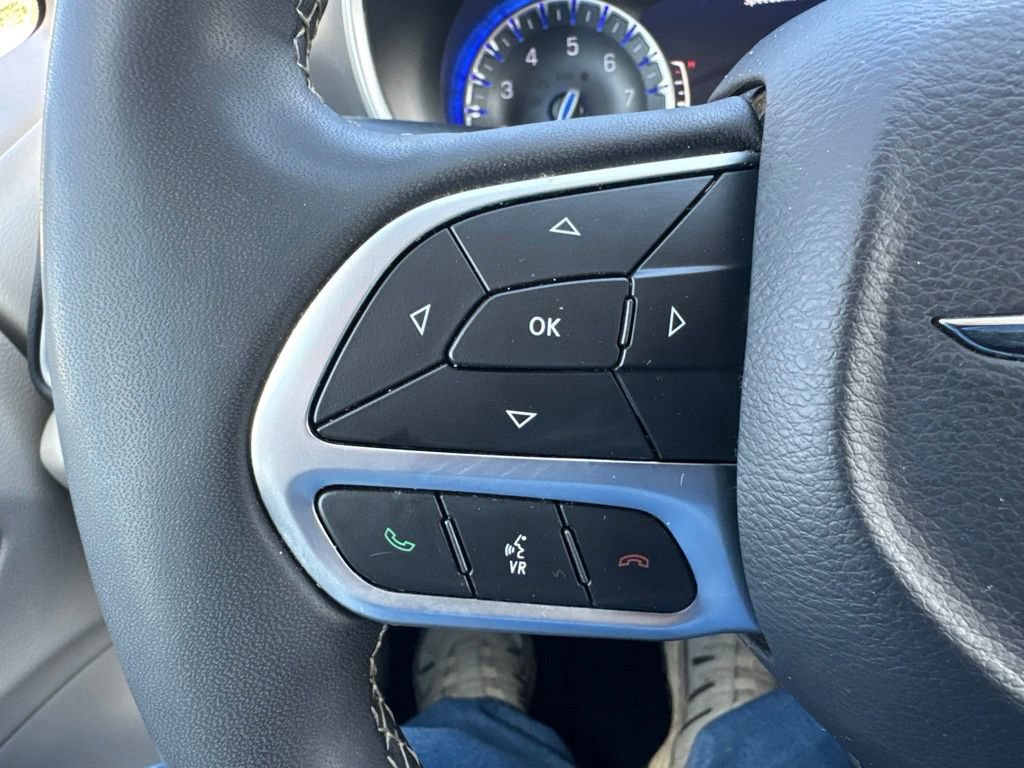 Used 2024 Chrysler Pacifica Touring-L FWD image 25