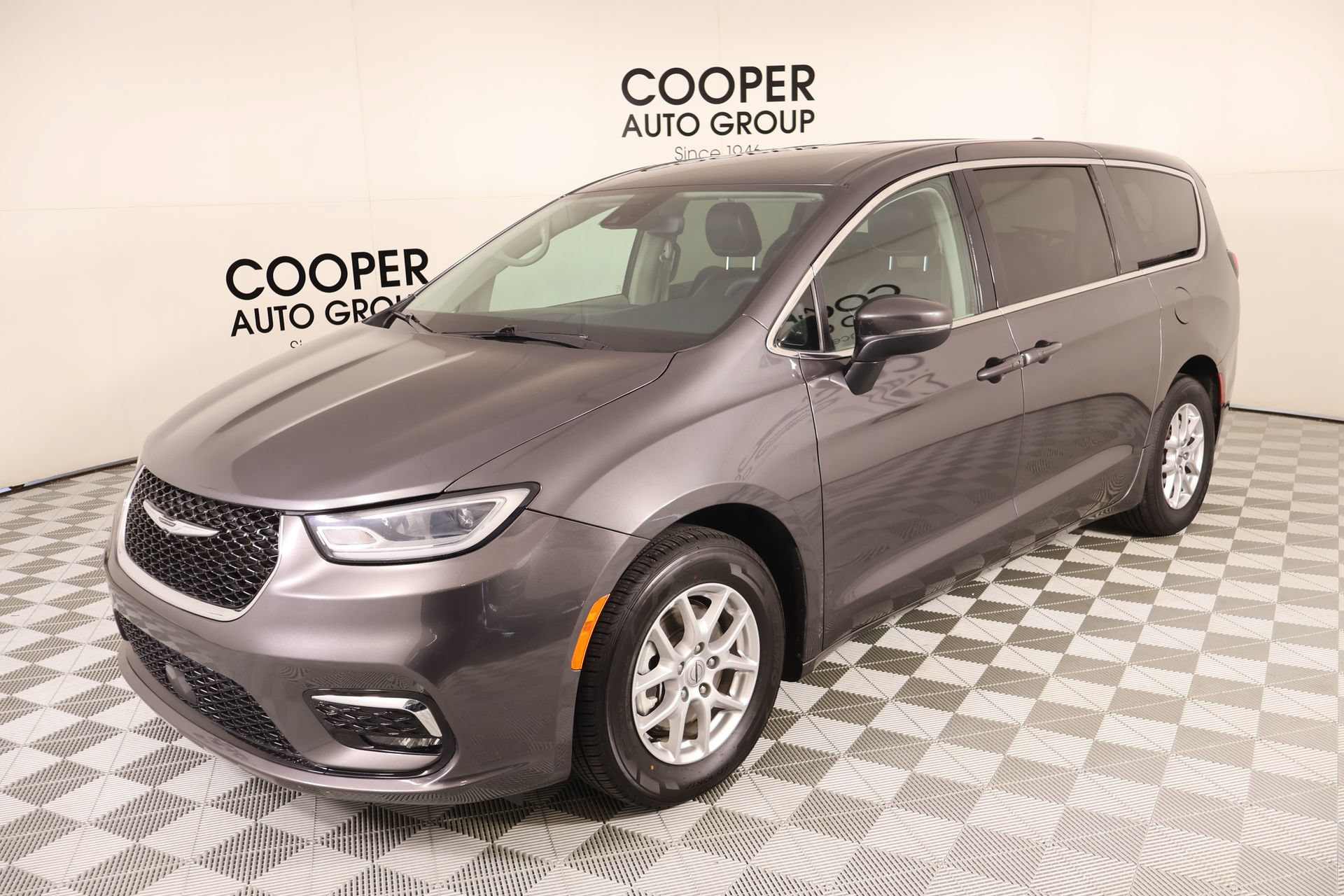 Used 2023 Chrysler Pacifica Touring-L FWD image 9