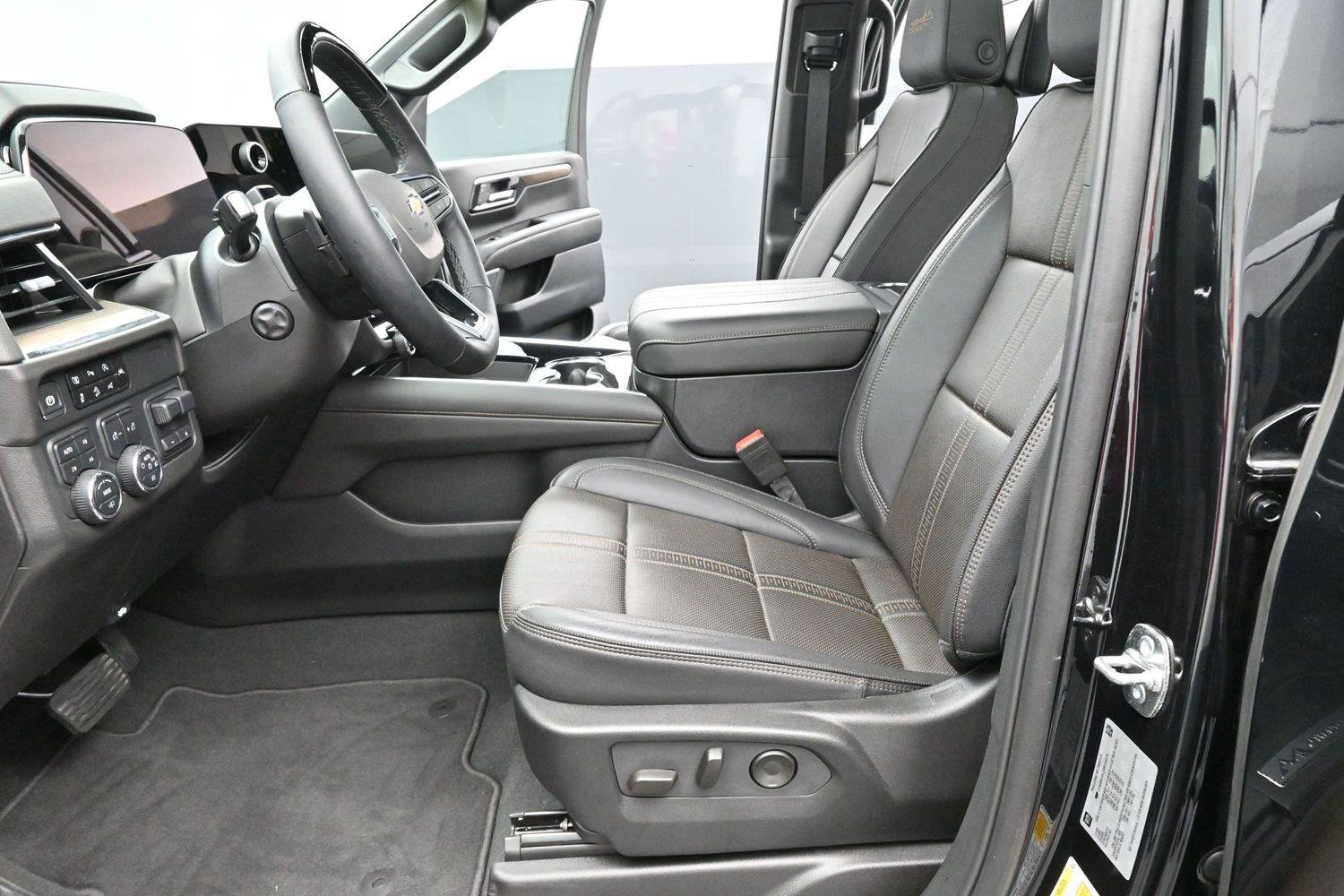 Used 2025 Chevrolet Suburban High Country AWD/4WD image 15