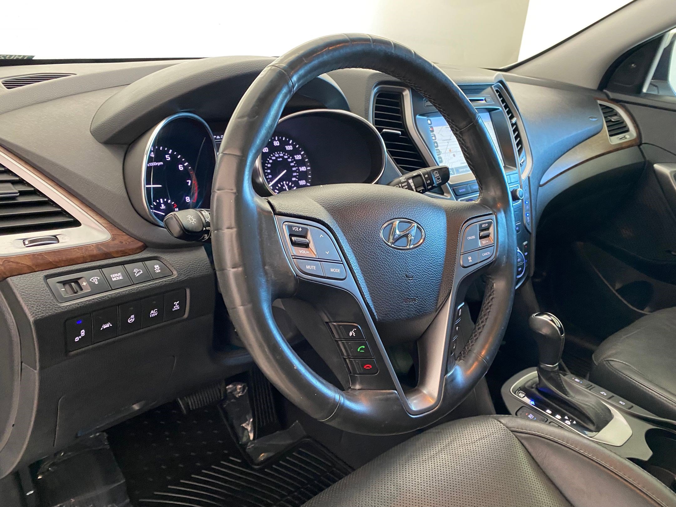 Used 2017 Hyundai Santa Fe Limited AWD/4WD image 4