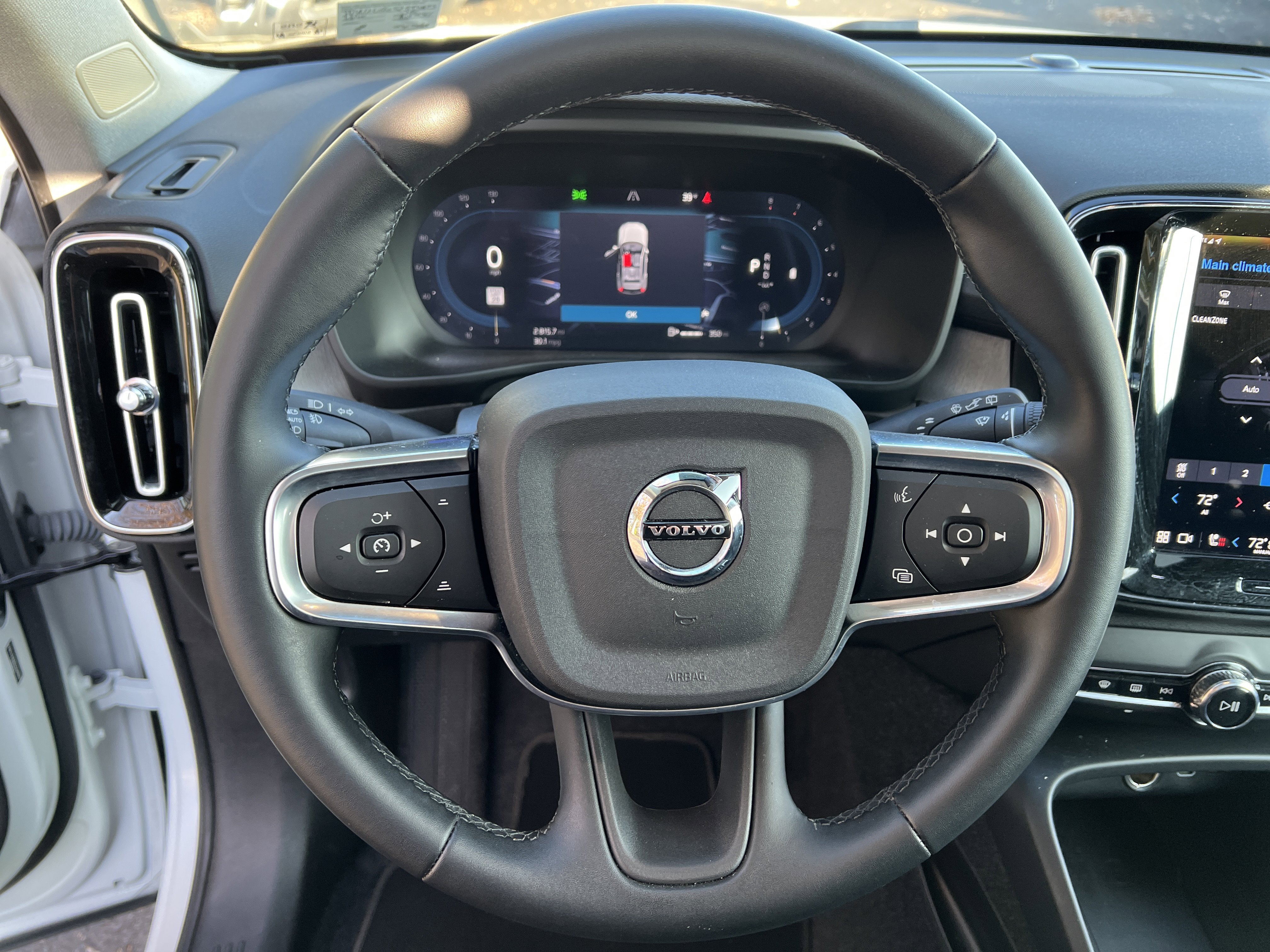 Used 2025 Volvo XC40 B5 Plus image 18