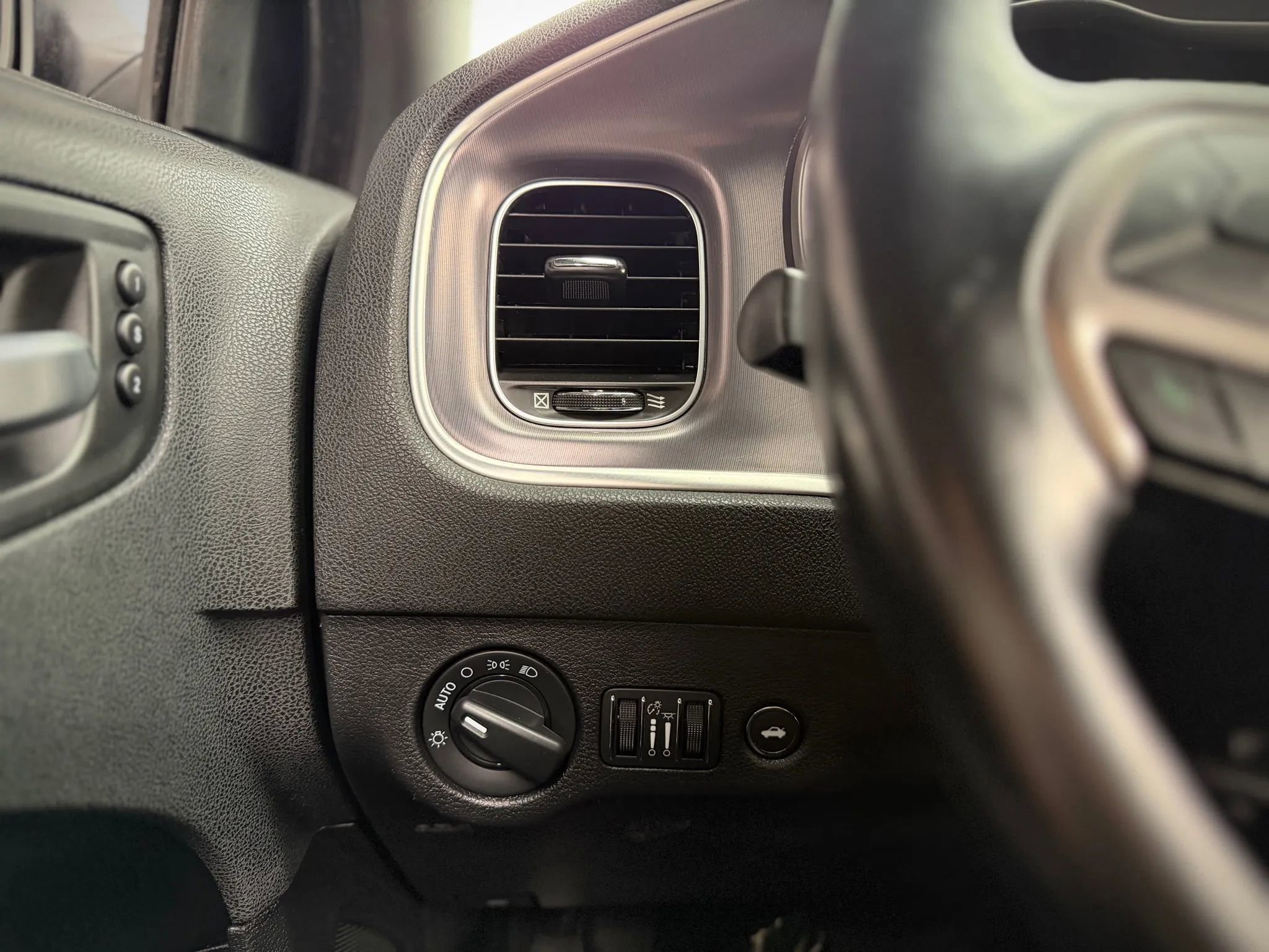 Used 2019 Dodge Charger SXT w/ Leather Interior Group image 8