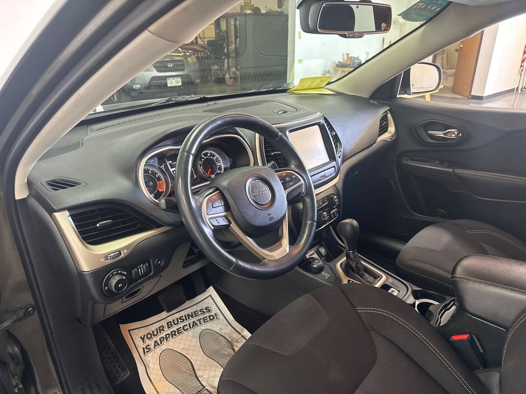 Used 2015 Jeep Cherokee Latitude w/ Comfort/Convenience Group AWD/4WD image 8
