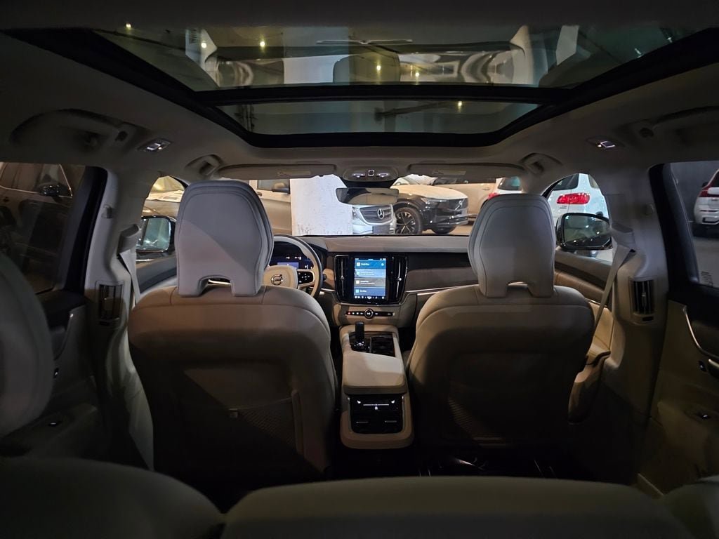 Certified 2025 Volvo V90 B6 Cross Country Plus AWD/4WD image 8