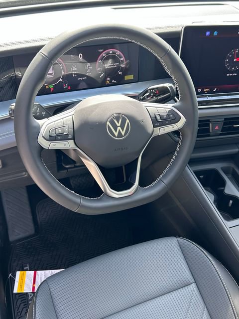 New 2026 Volkswagen Tiguan SE FWD image 8