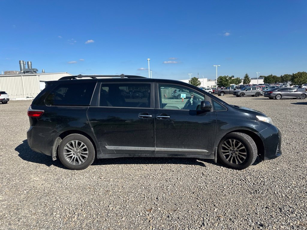 Used 2018 Toyota Sienna XLE w/ XLE Navigation Package FWD image 12