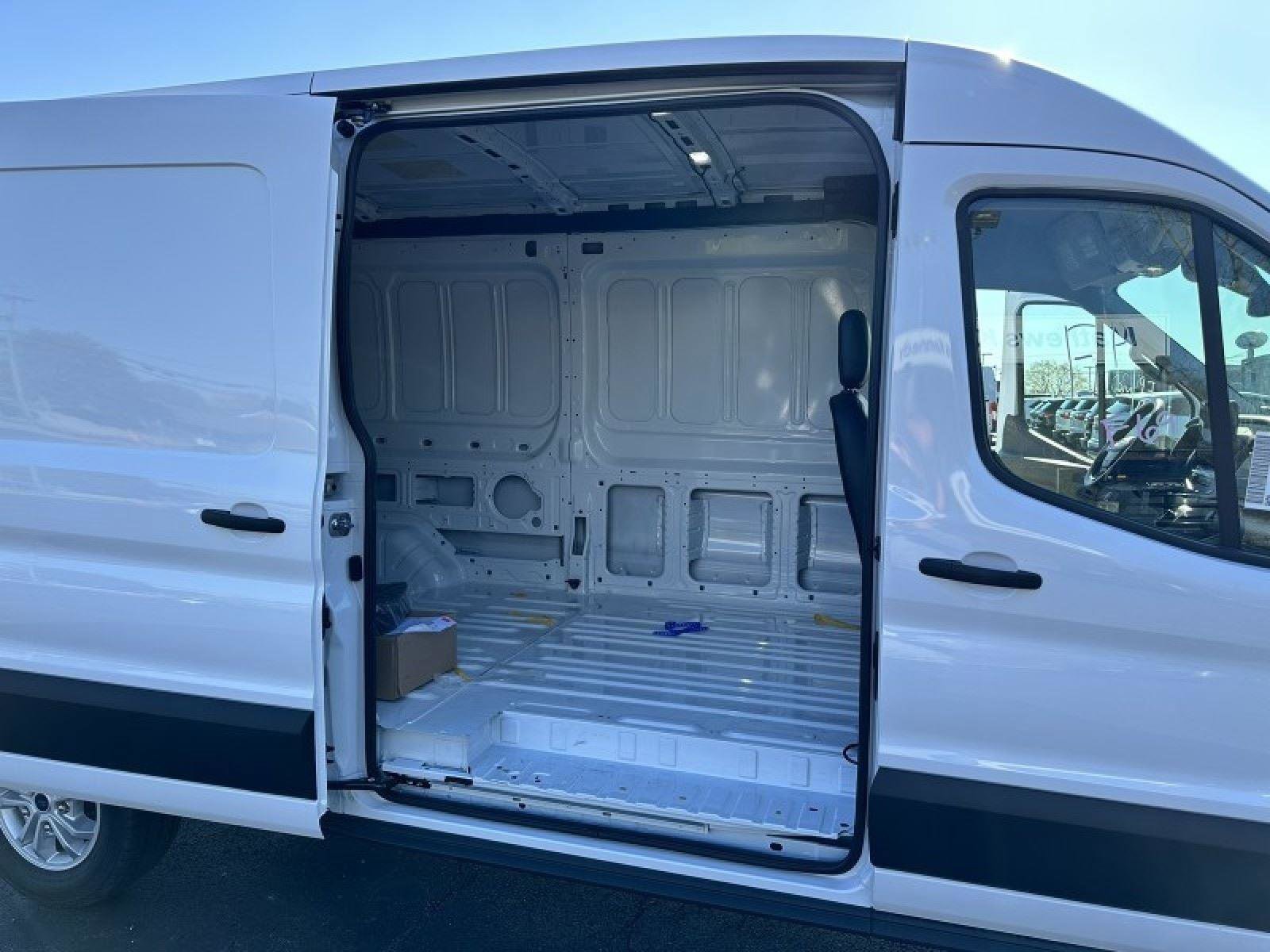 Used 2023 Ford E-Transit Medium Roof image 17