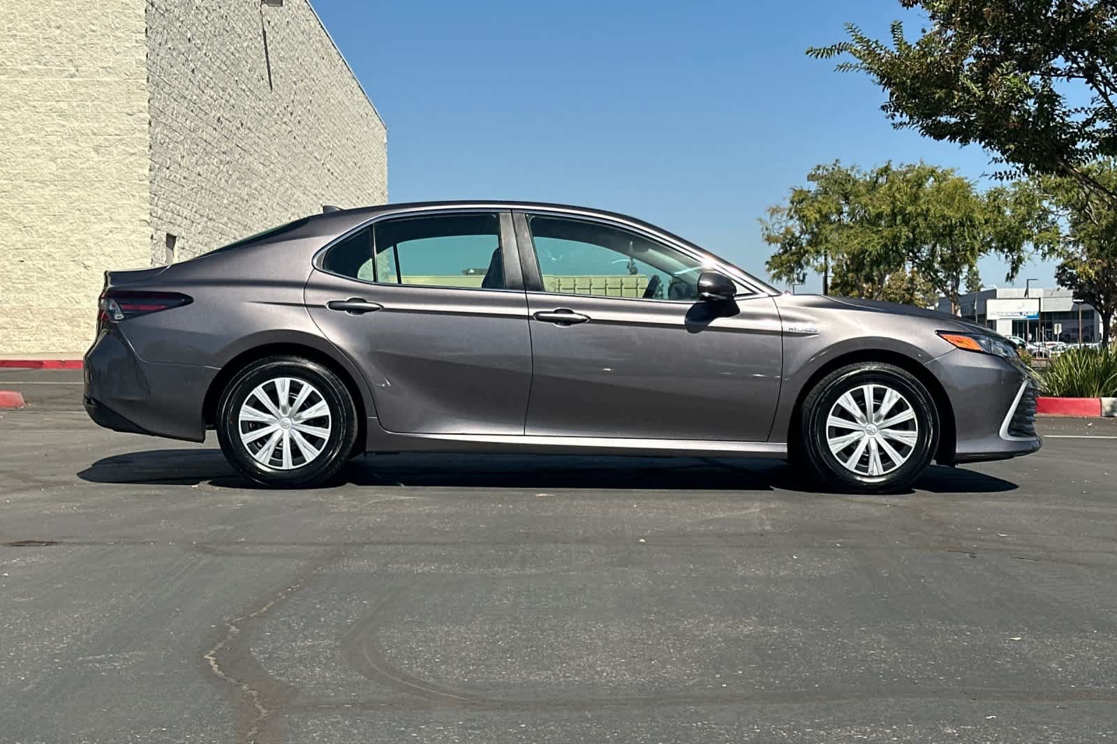 Used 2021 Toyota Camry LE FWD image 7