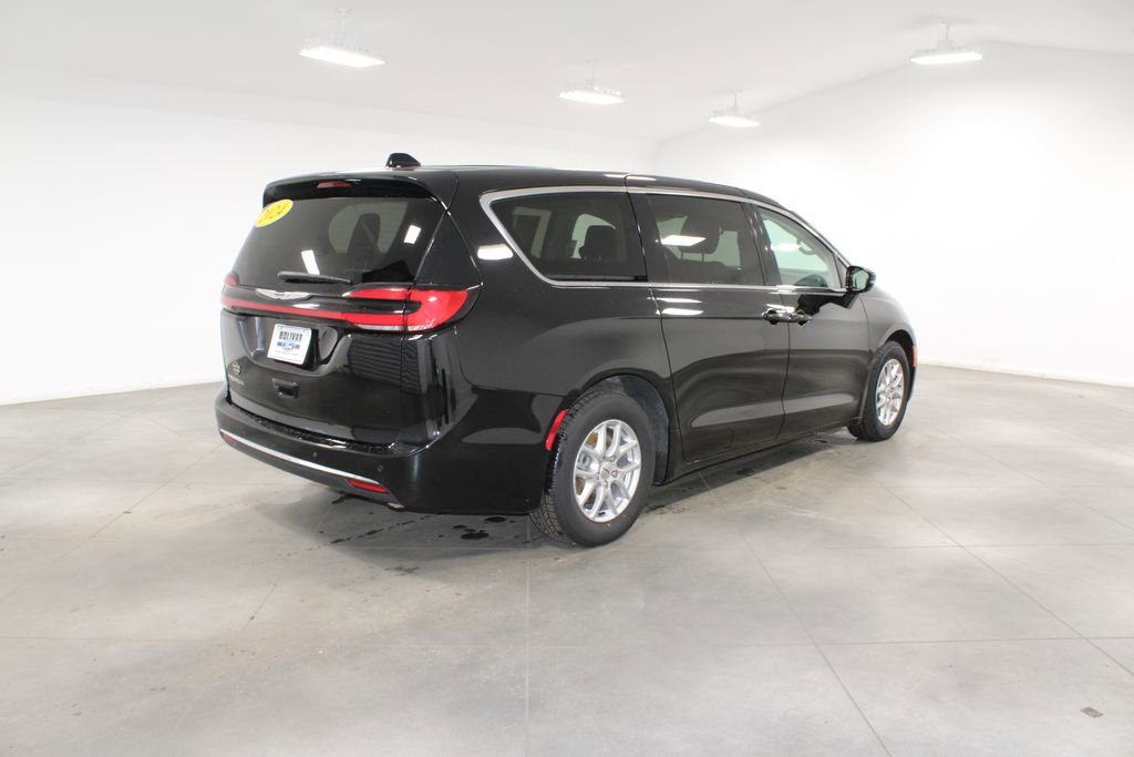 Used 2024 Chrysler Pacifica Touring-L image 9