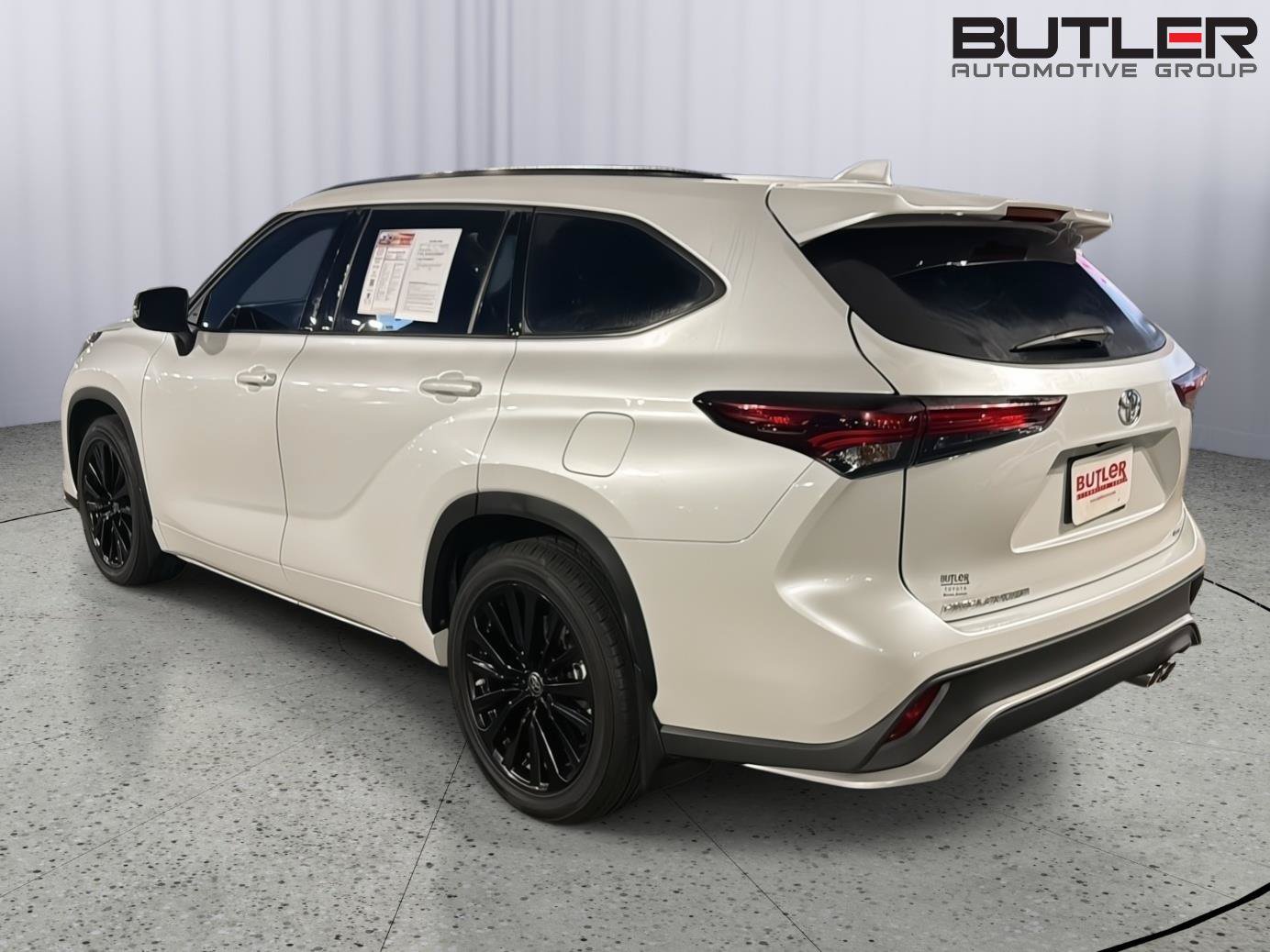 Used 2024 Toyota Highlander XSE FWD image 4