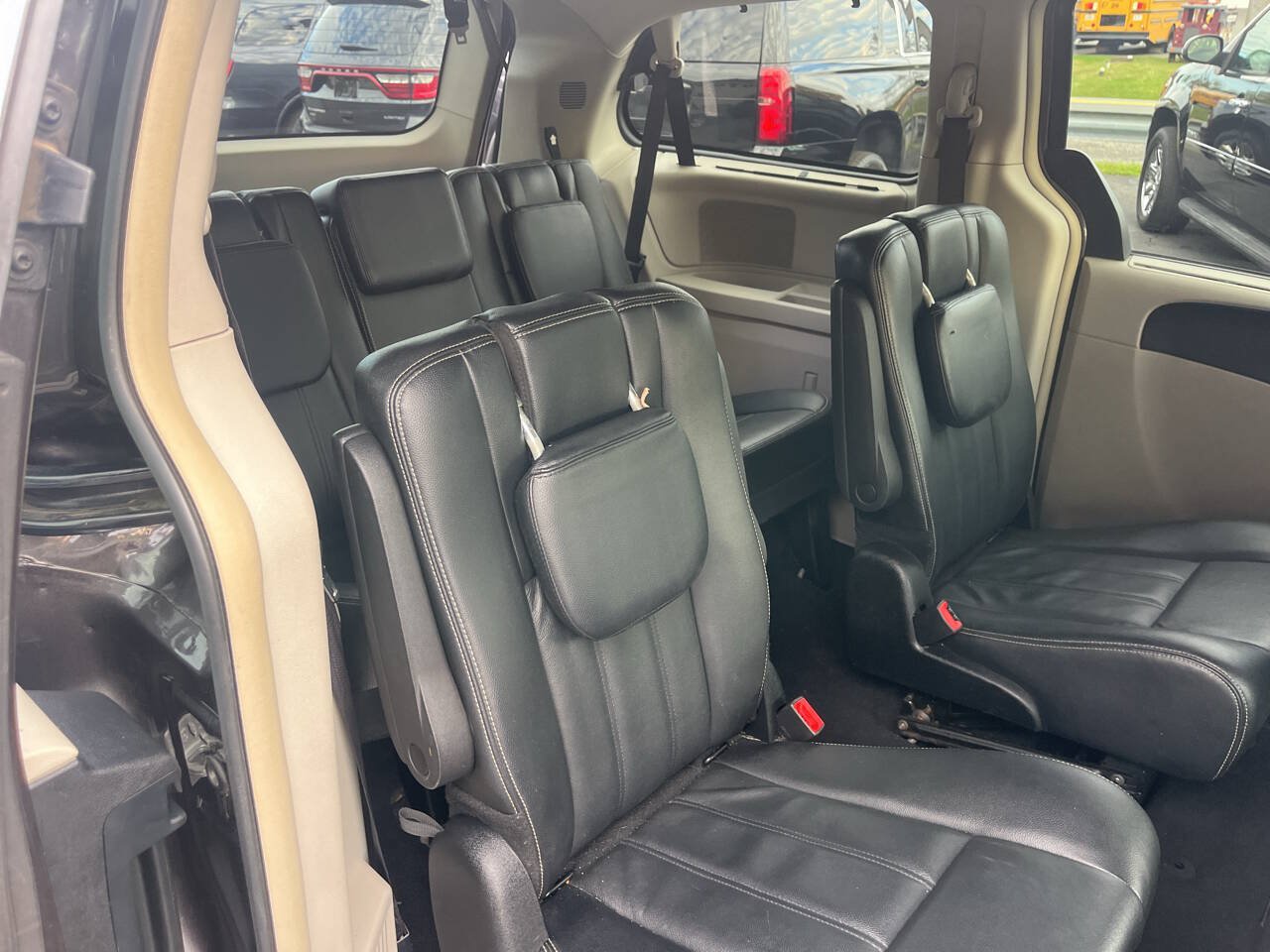 Used 2015 Chrysler Town & Country Touring FWD image 30
