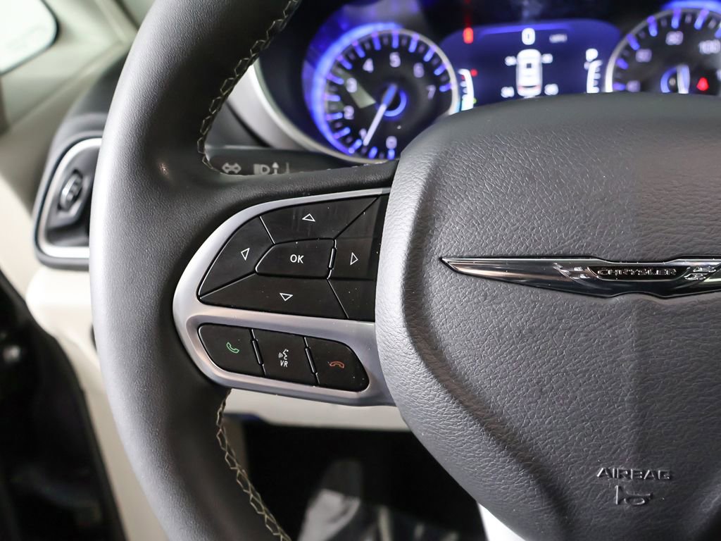 Used 2023 Chrysler Pacifica Touring-L FWD image 43
