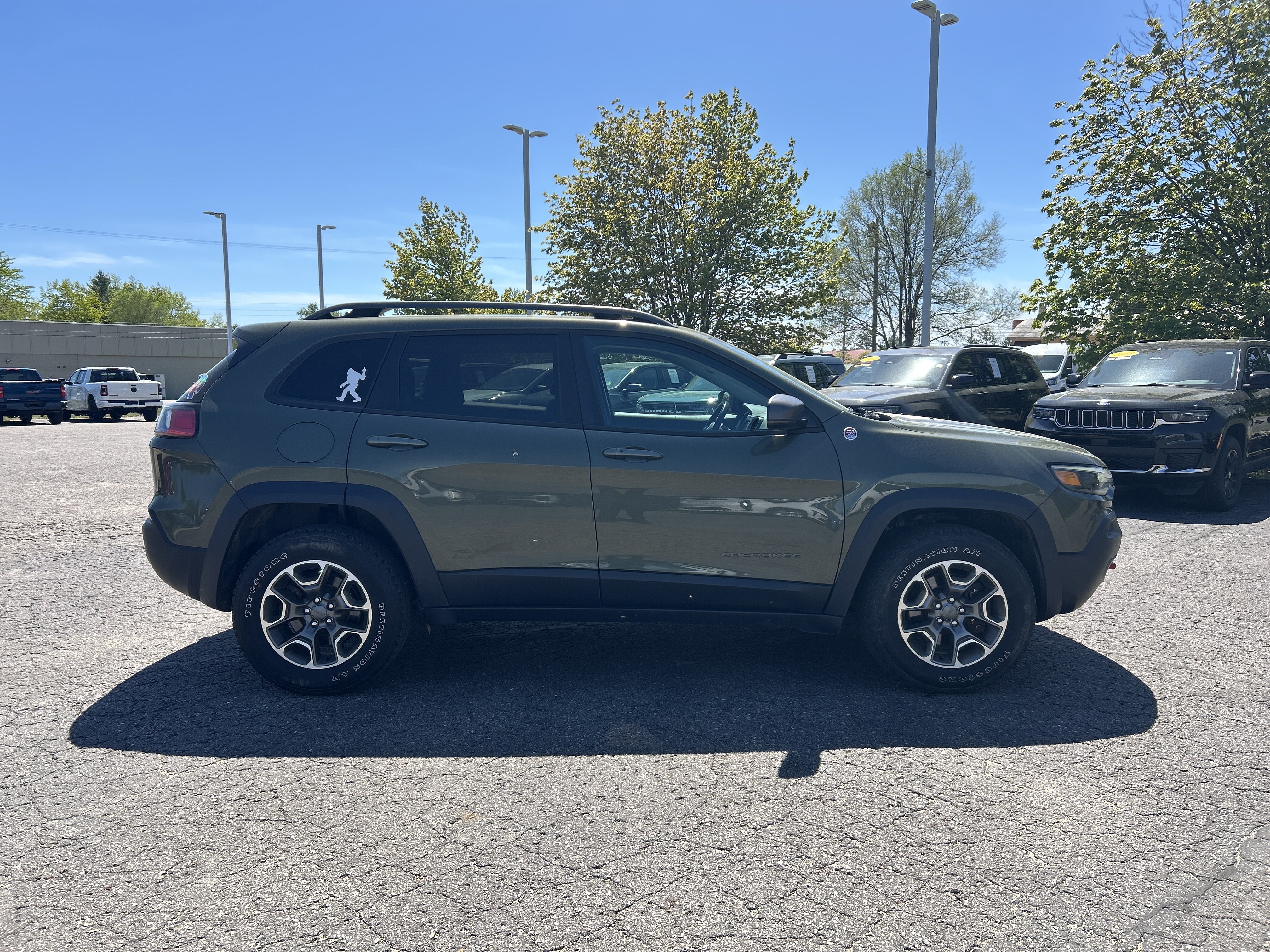 Used 2020 Jeep Cherokee Trailhawk w/ Cold Weather Group AWD/4WD image 3