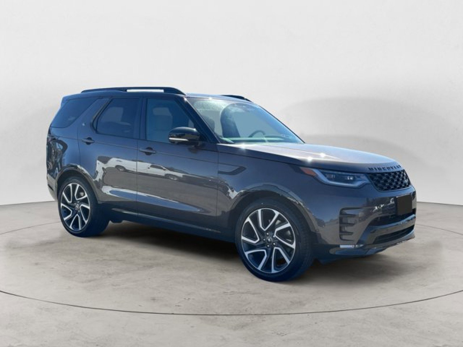 New 2025 Land Rover Discovery Dynamic SE image 2