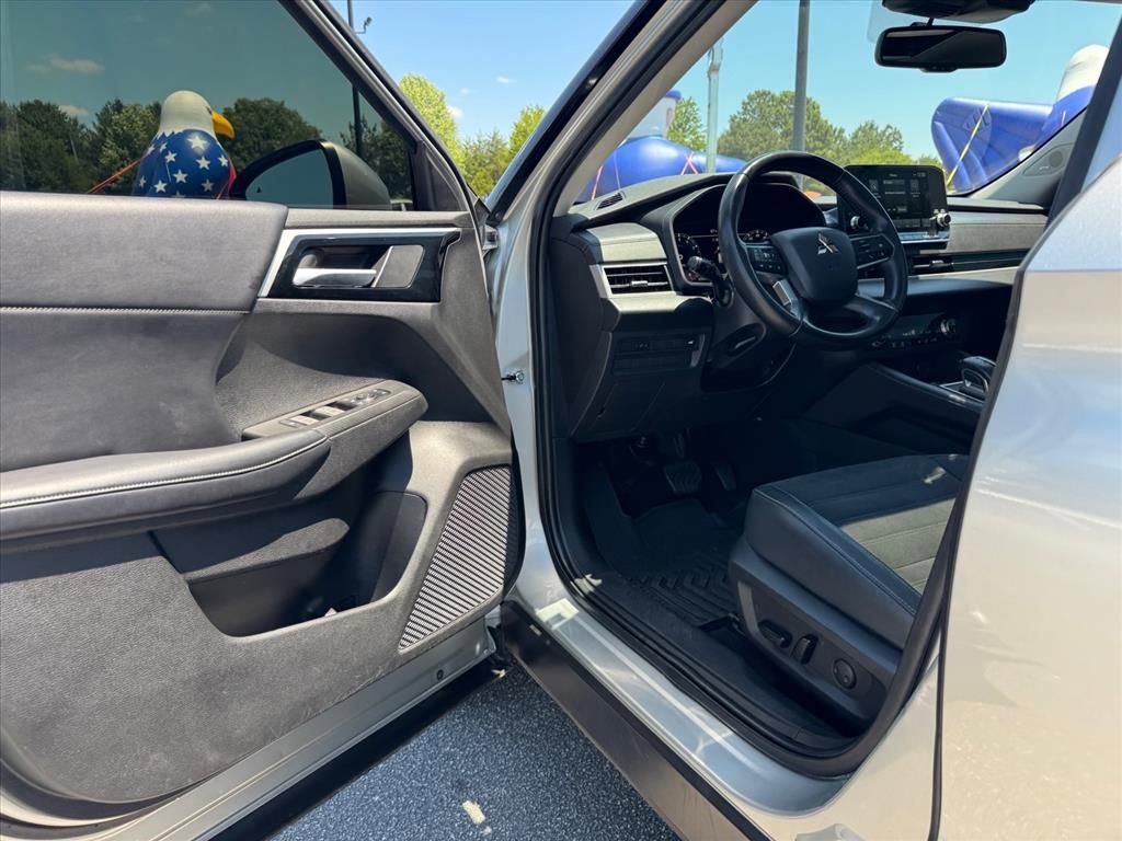 Used 2023 Mitsubishi Outlander SE FWD image 13