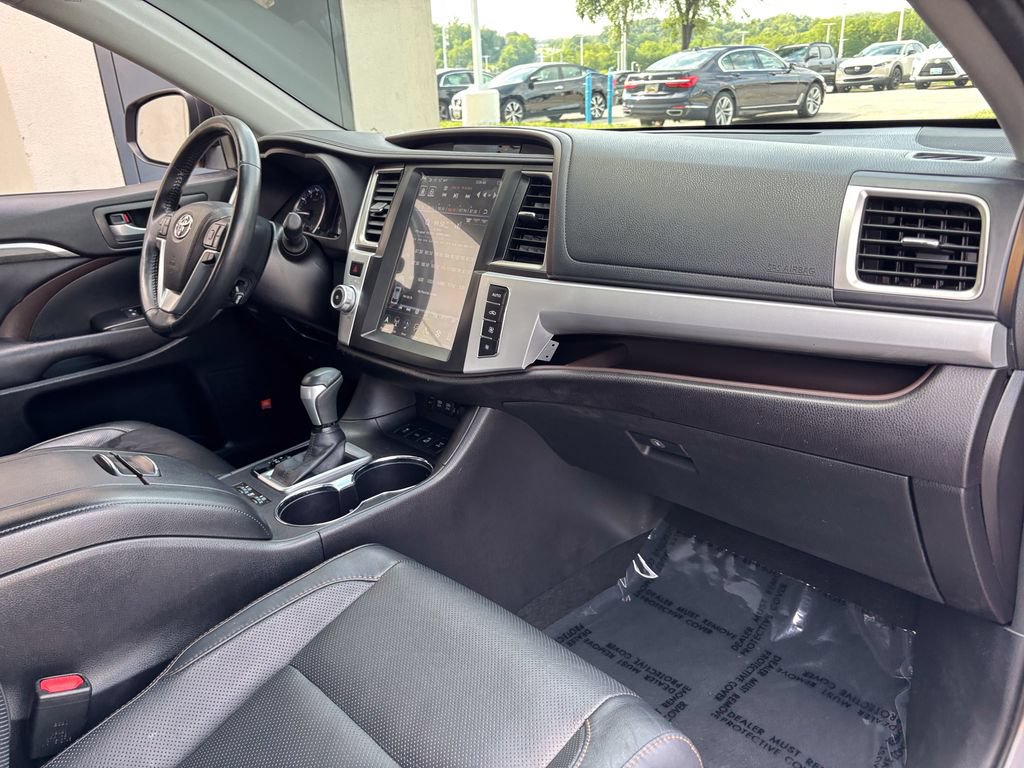 Used 2017 Toyota Highlander Limited AWD/4WD image 40