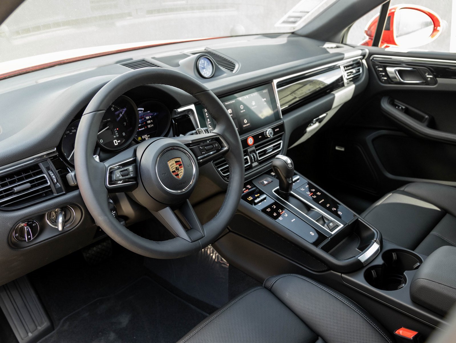 Certified 2025 Porsche Macan image 4