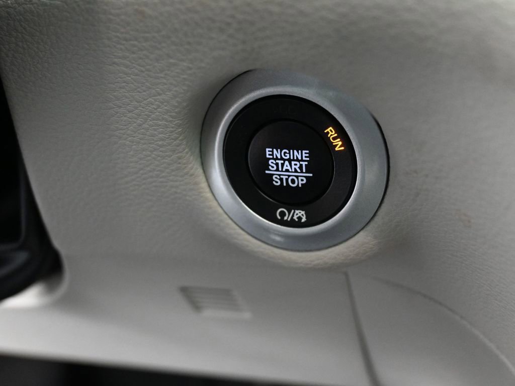 Used 2023 Chrysler Pacifica Limited FWD image 43