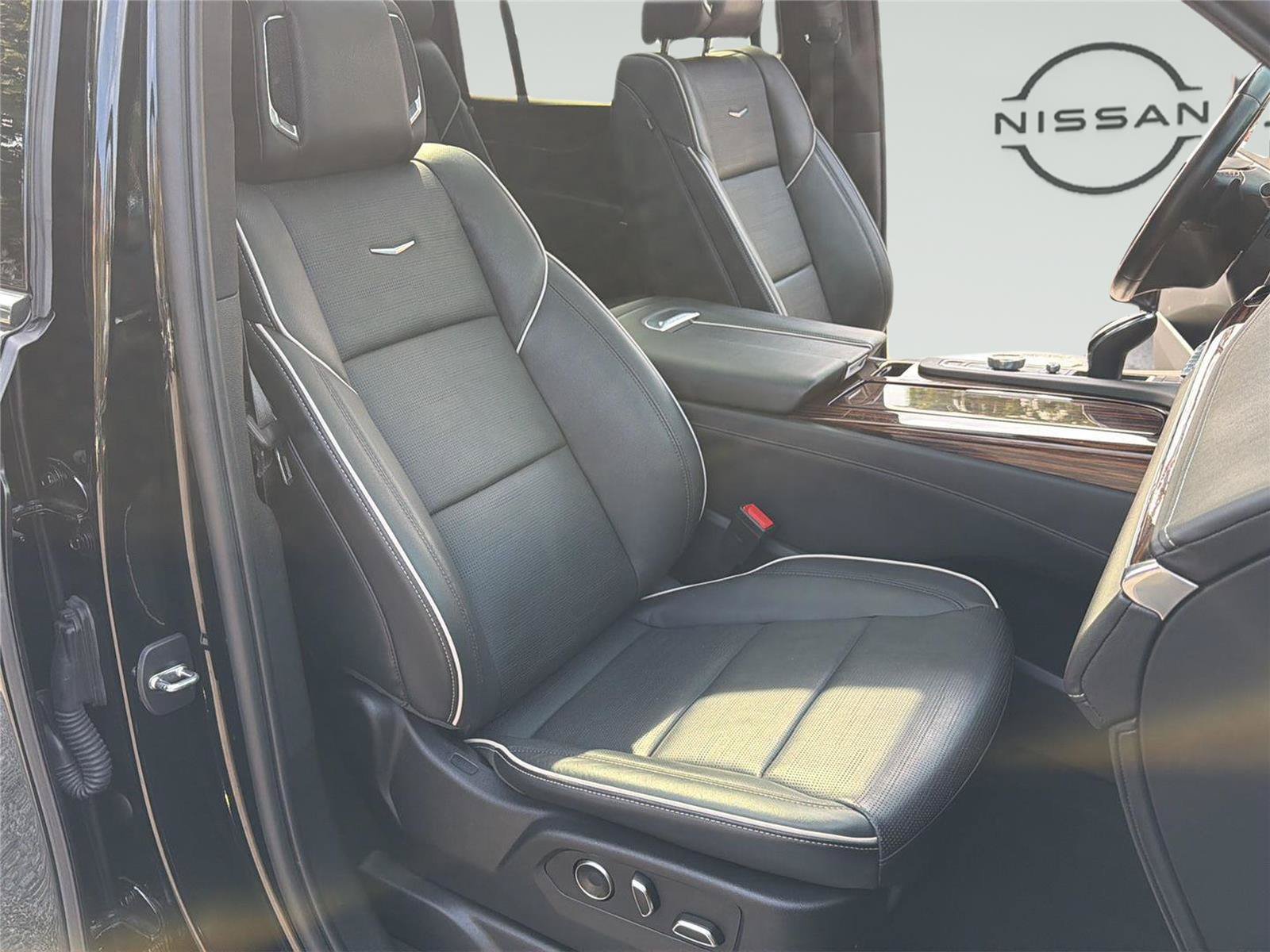 Used 2023 Cadillac Escalade ESV Premium Luxury AWD/4WD image 38