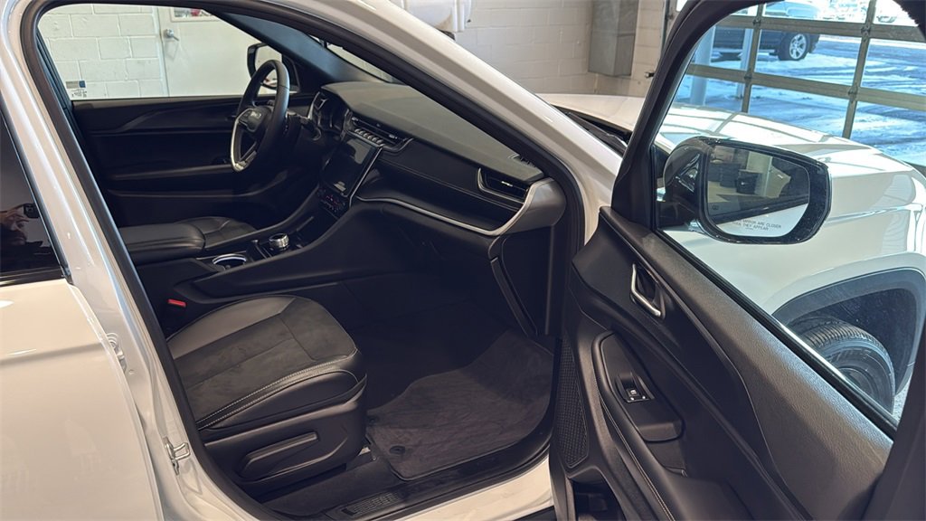 Used 2025 Jeep Grand Cherokee L Altitude image 12