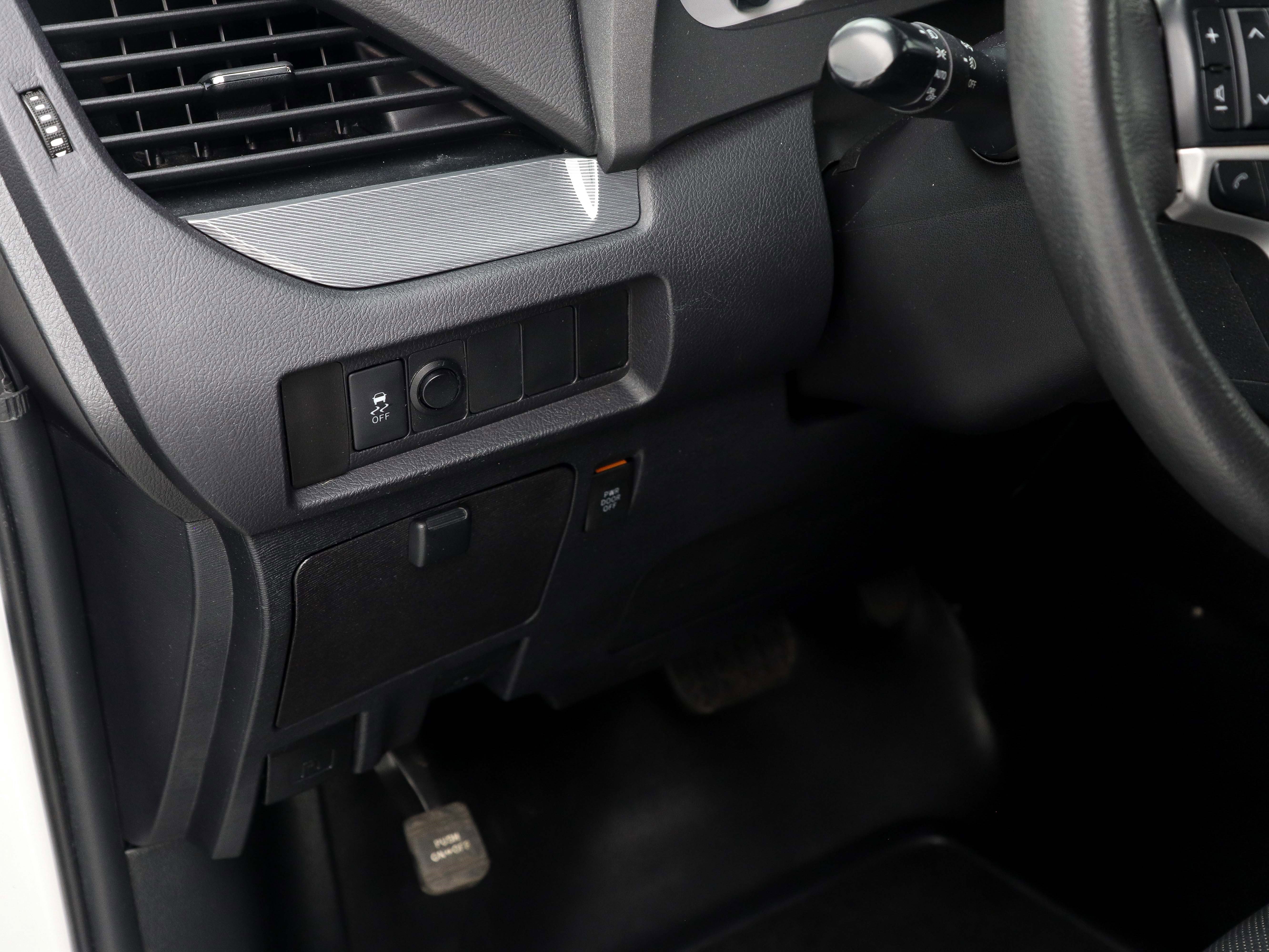 Used 2018 Toyota Sienna SE Premium w/ Carpet Mat Package image 27