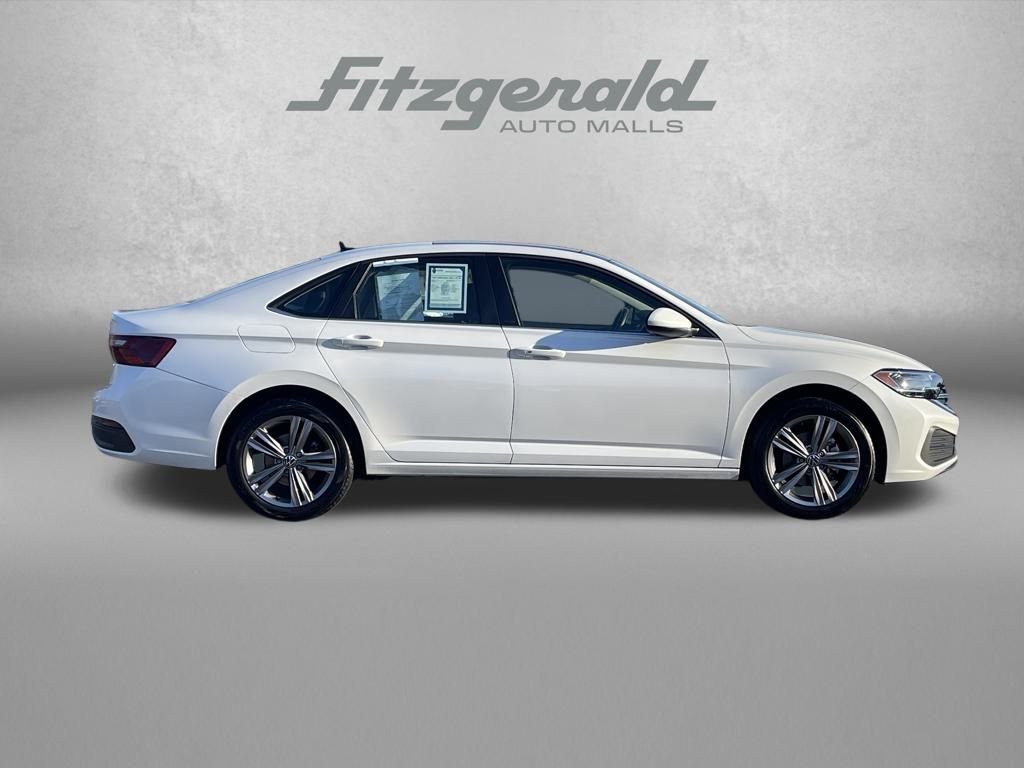 Used 2022 Volkswagen Jetta SE image 3