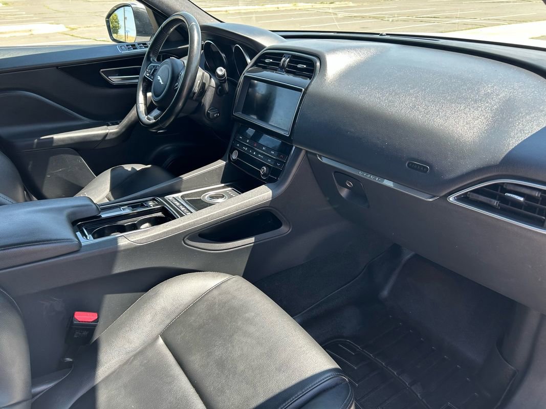 Used 2020 Jaguar F-PACE Premium image 12