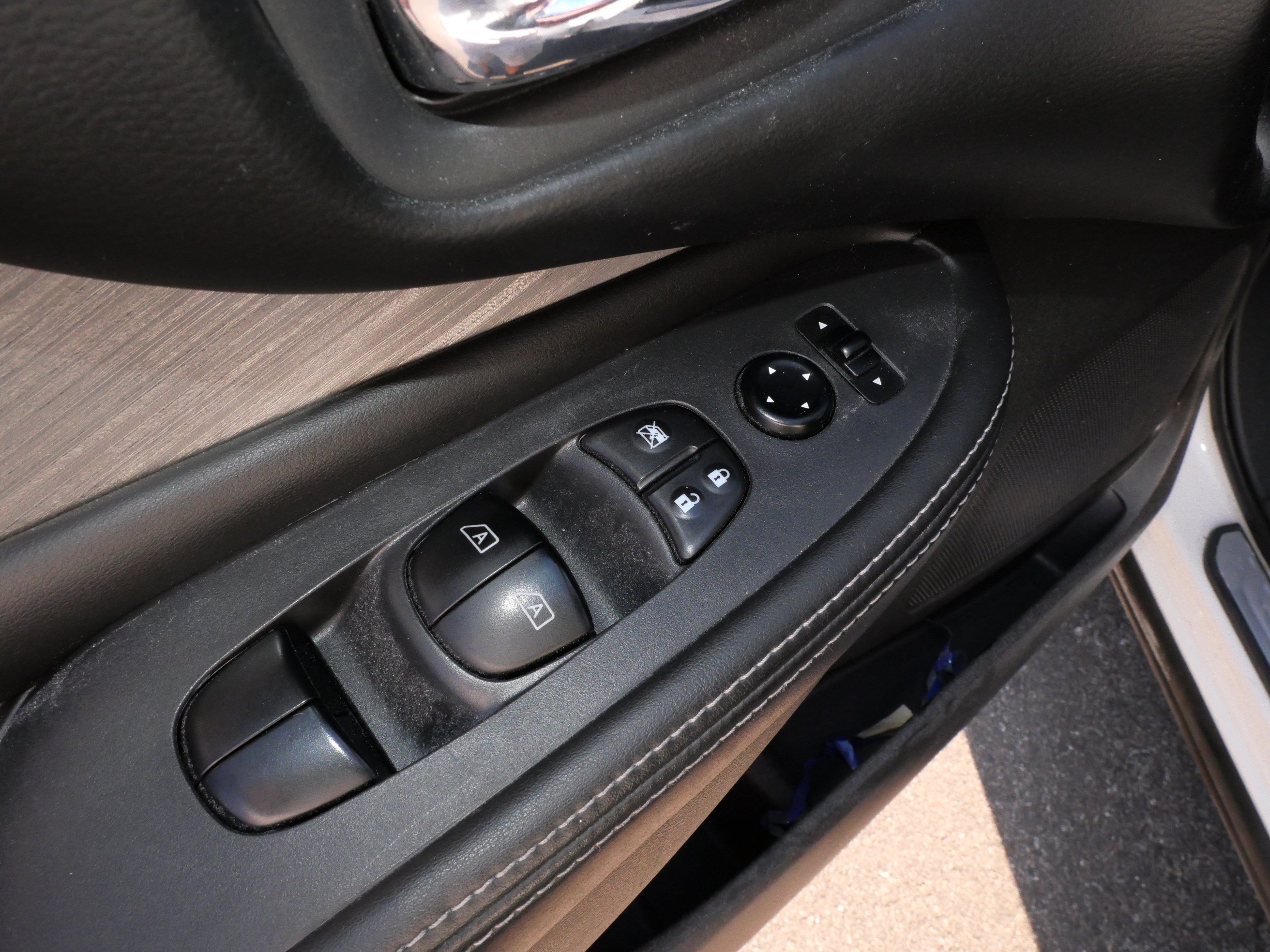 Used 2016 Nissan Murano SV AWD/4WD image 19
