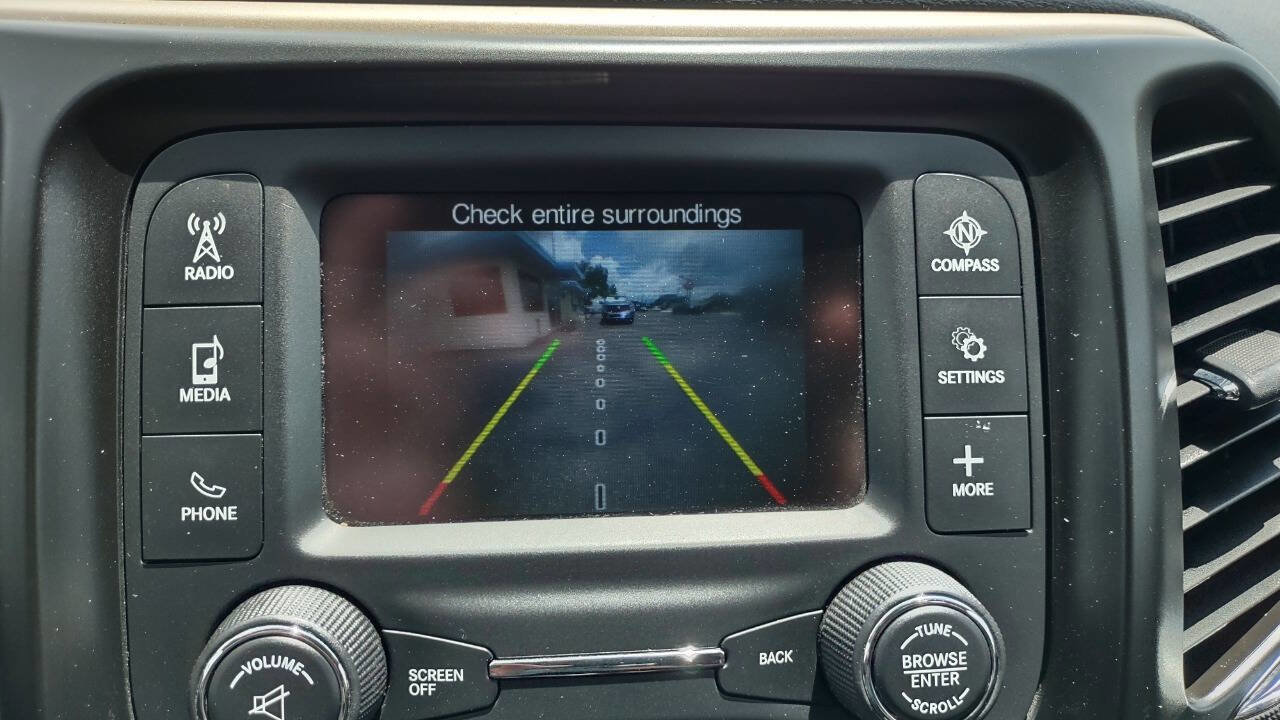 Used 2017 Jeep Cherokee Sport image 21