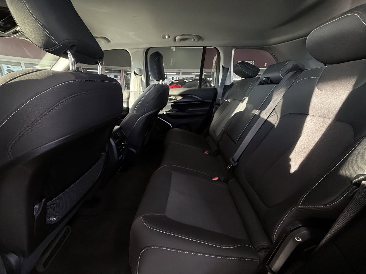 Used 2023 Jeep Grand Cherokee Laredo w/ Luxury Tech Group I image 26