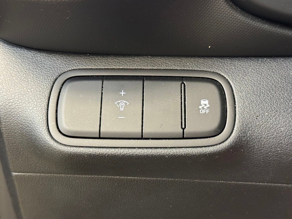 Used 2025 Hyundai Venue Limited FWD image 27