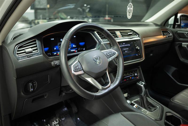 Used 2022 Volkswagen Tiguan SE w/ Panoramic Sunroof Package image 9