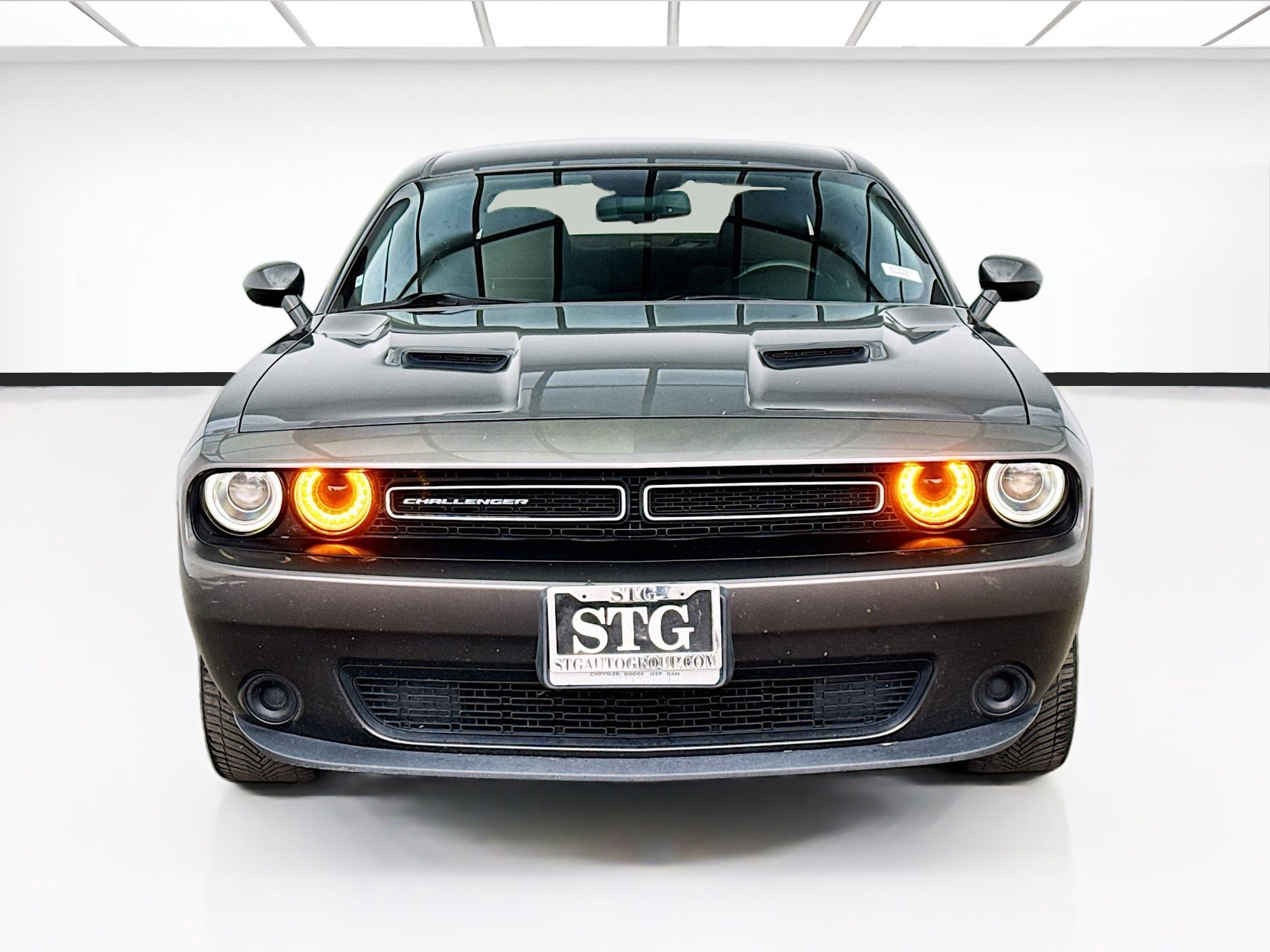 Used 2019 Dodge Challenger SXT RWD image 2