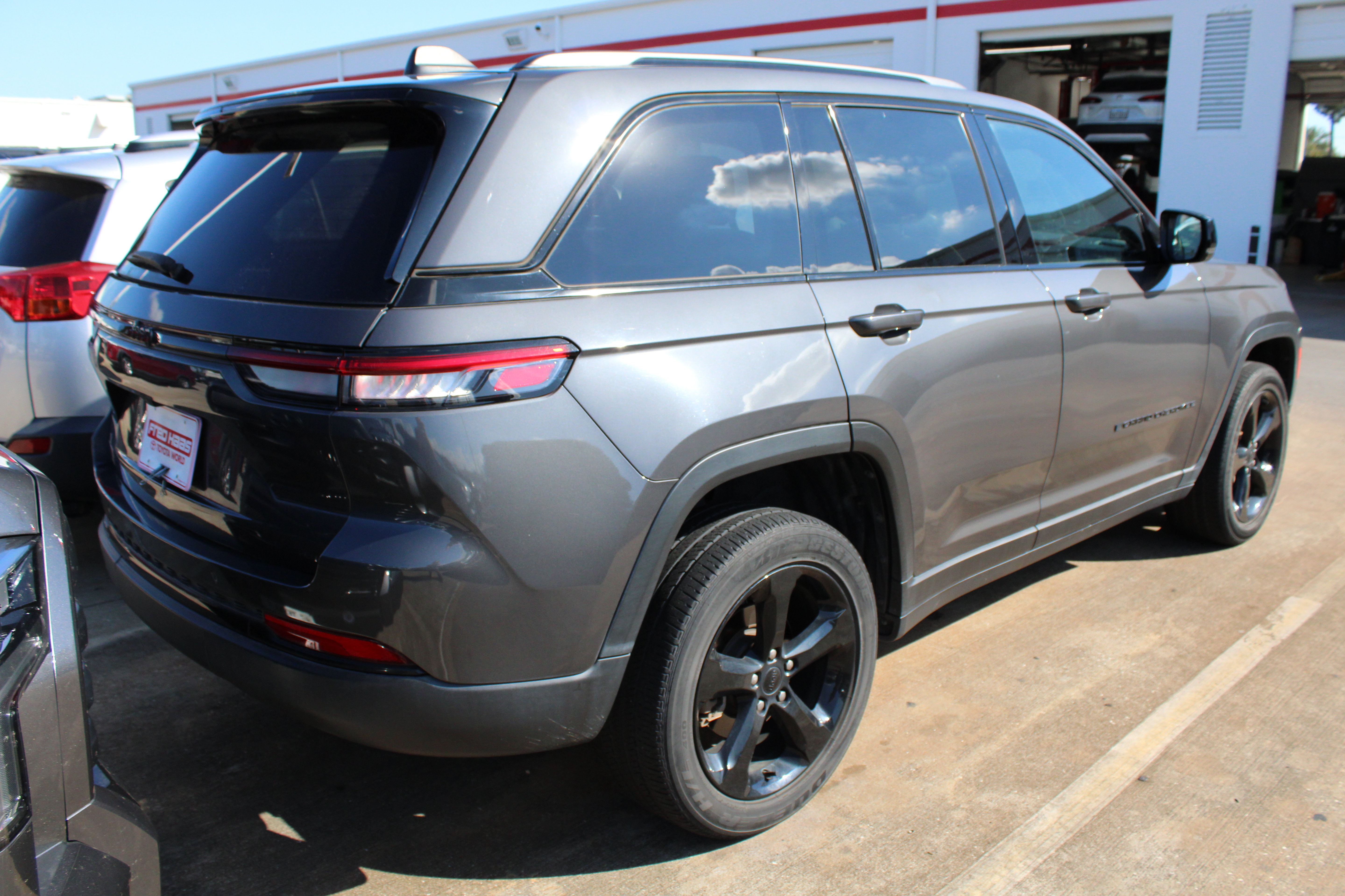Used 2022 Jeep Grand Cherokee Altitude RWD image 10