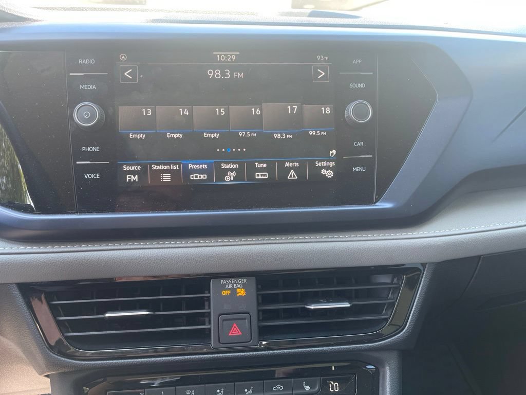 Used 2024 Volkswagen Taos SE w/ Panoramic Sunroof Package FWD image 9