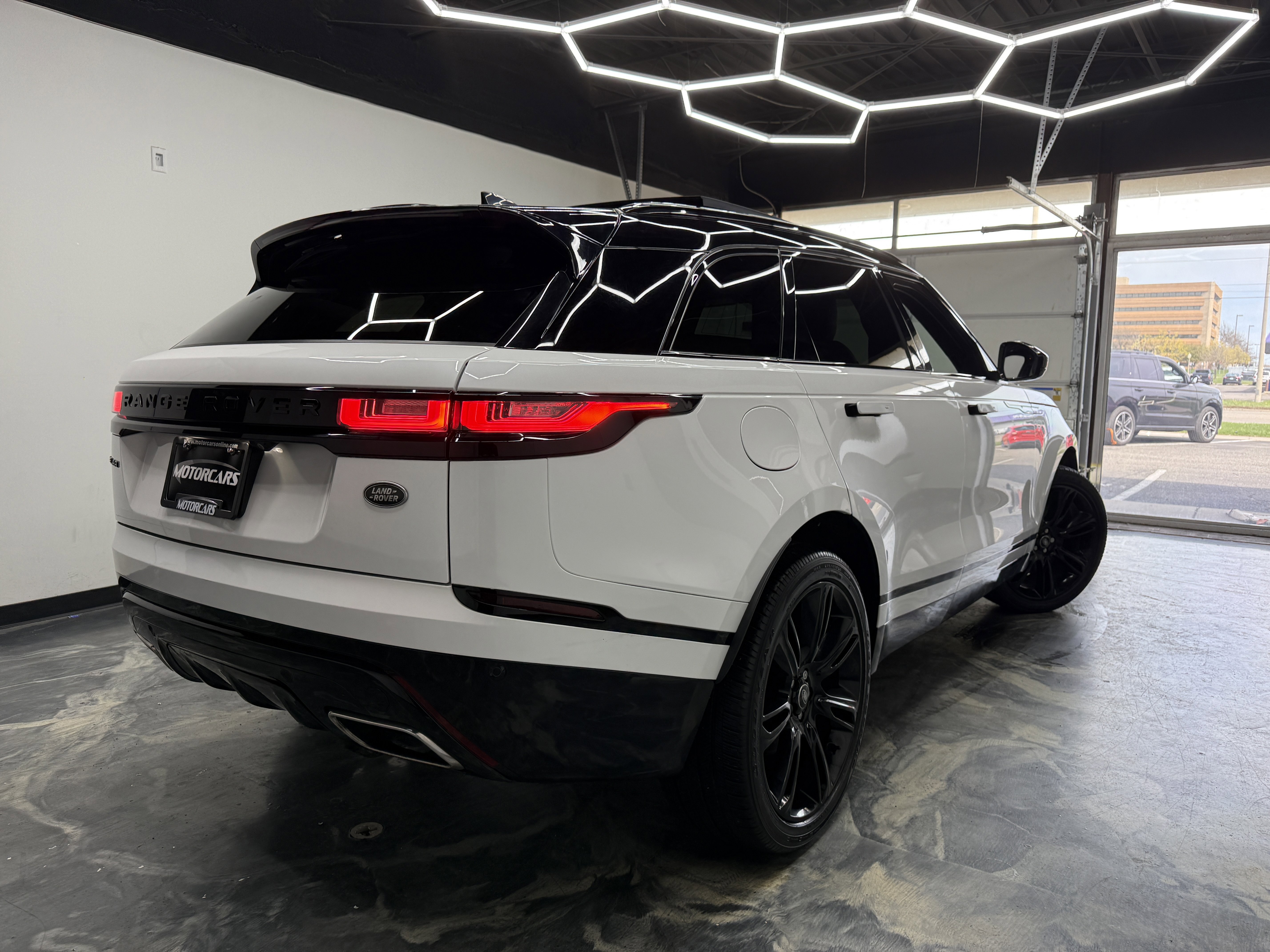 Used 2023 Land Rover Range Rover Velar R-Dynamic S image 5