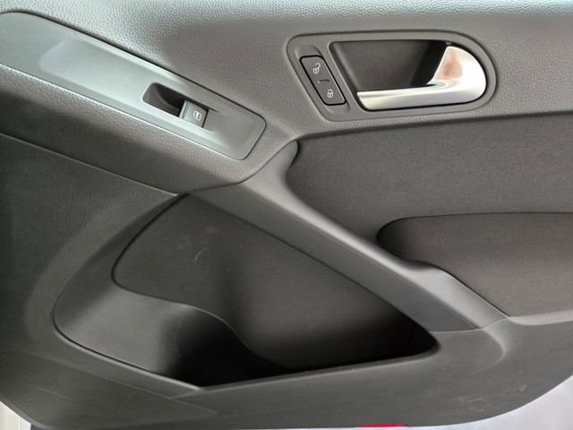 Used 2017 Volkswagen Tiguan S image 23