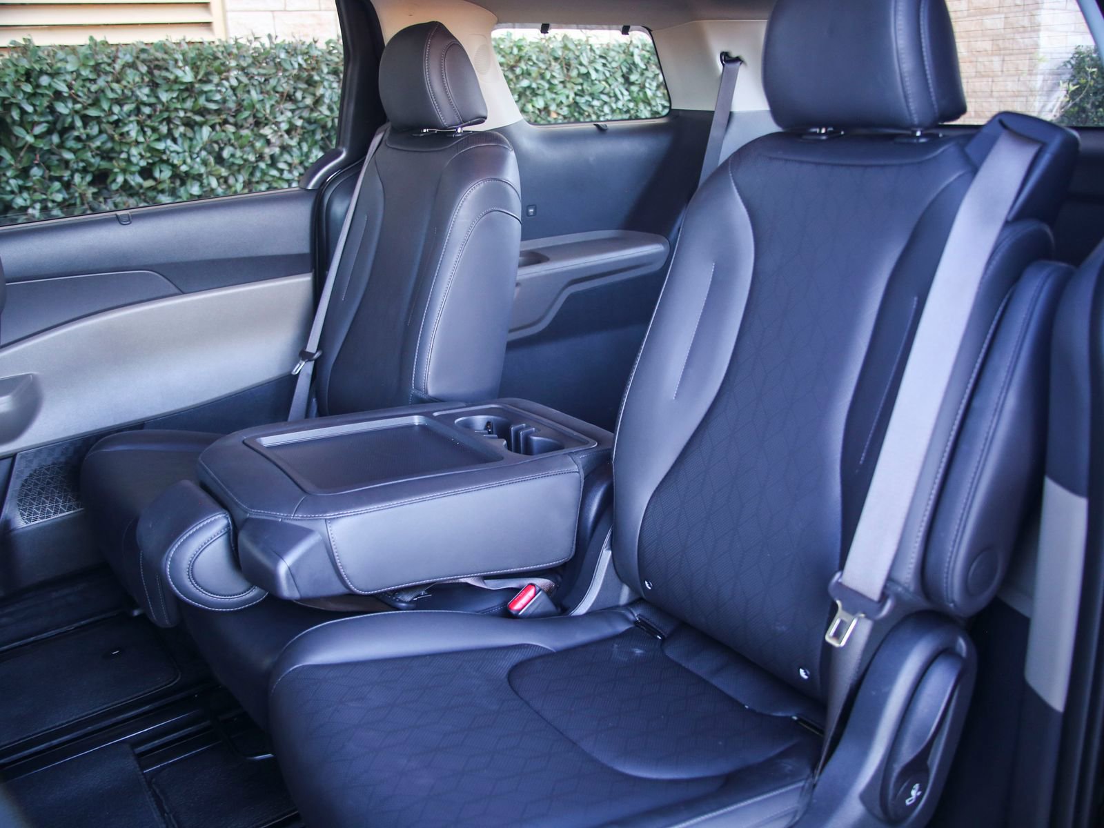 Used 2025 Kia Carnival EX image 9