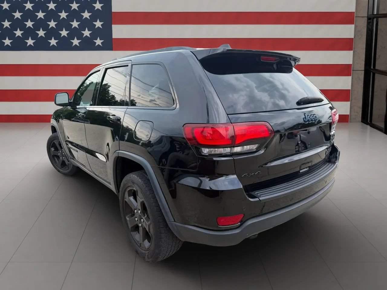Used 2019 Jeep Grand Cherokee Laredo AWD/4WD image 5