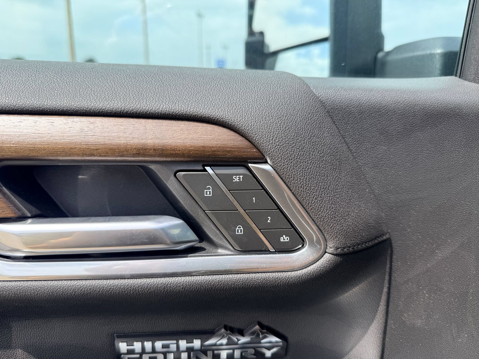 Used 2025 Chevrolet Silverado 1500 High Country w/ High Country Premium Package AWD/4WD image 13