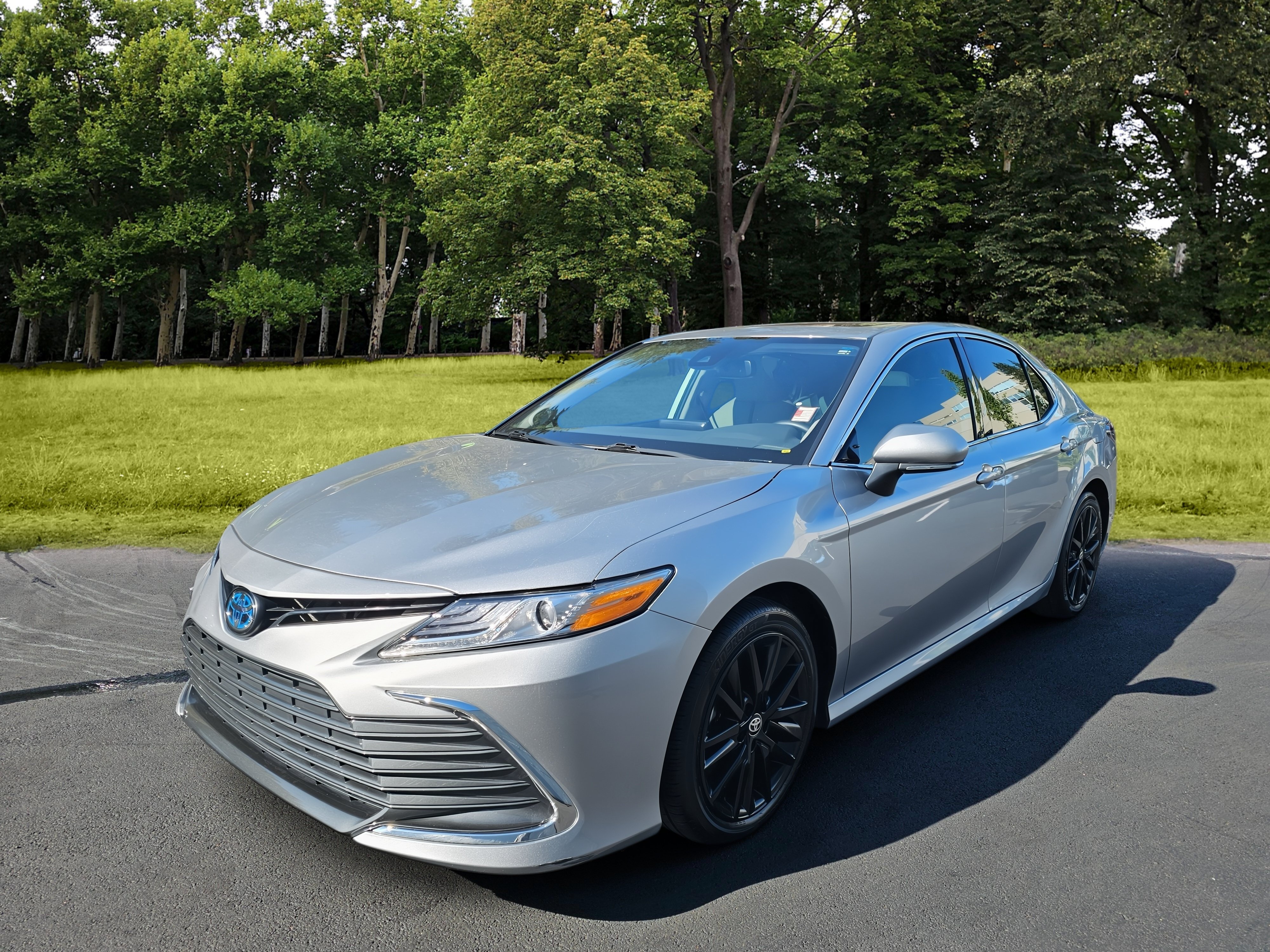 Used 2023 Toyota Camry XLE w/ Navigation Package FWD image 3