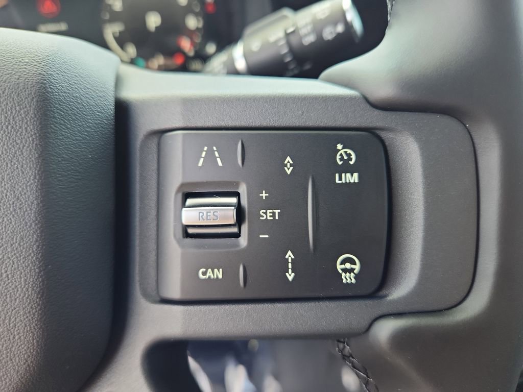 Used 2025 Land Rover Defender 130 X-Dynamic SE image 18