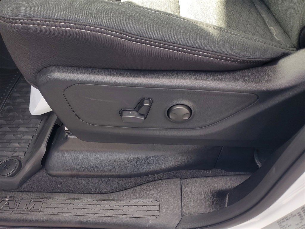 New 2025 RAM 1500 4x4 Crew Cab image 9