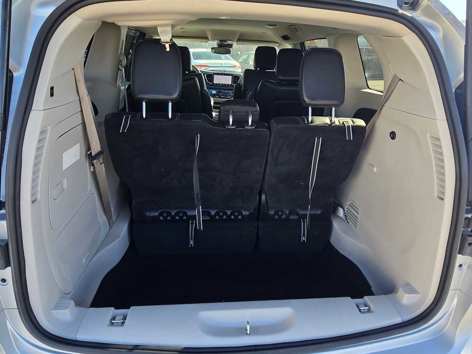 Used 2023 Chrysler Pacifica Touring-L image 17