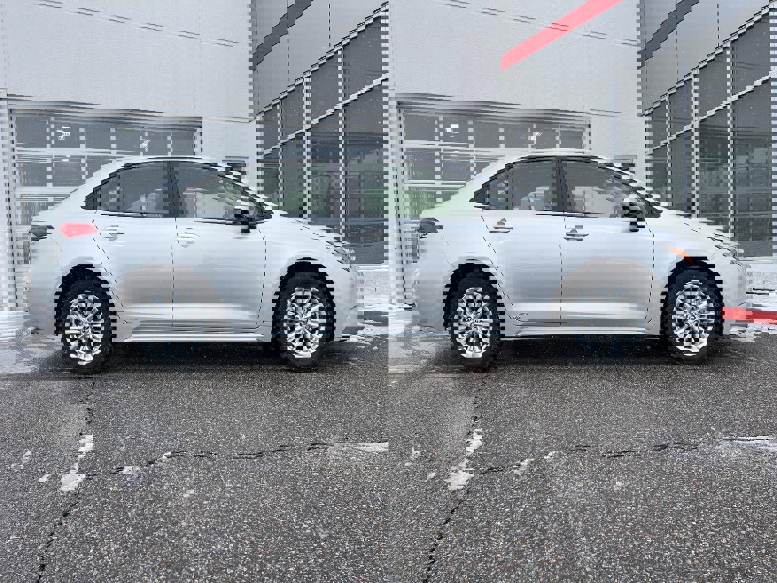 Used 2025 Toyota Corolla LE w/ LE Premium Package image 5